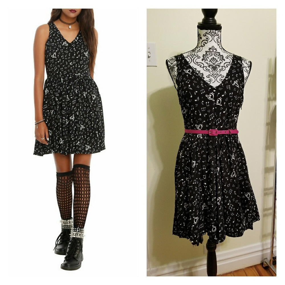 Hot Topic Music Note Tie-Back Dress, M